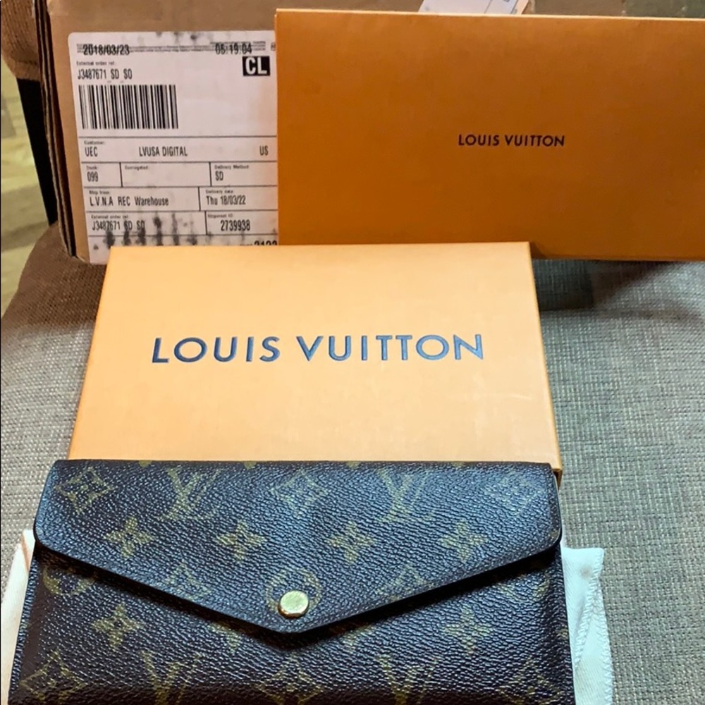 Louis Vuitton - Picture 8 of 8